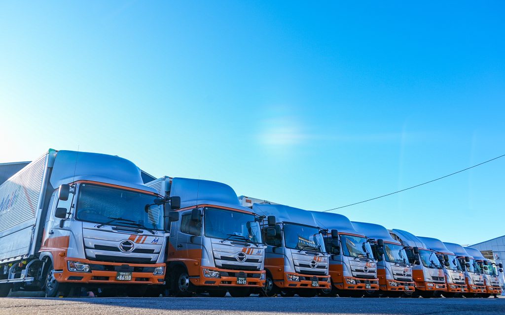 新型車両が並んだ様子