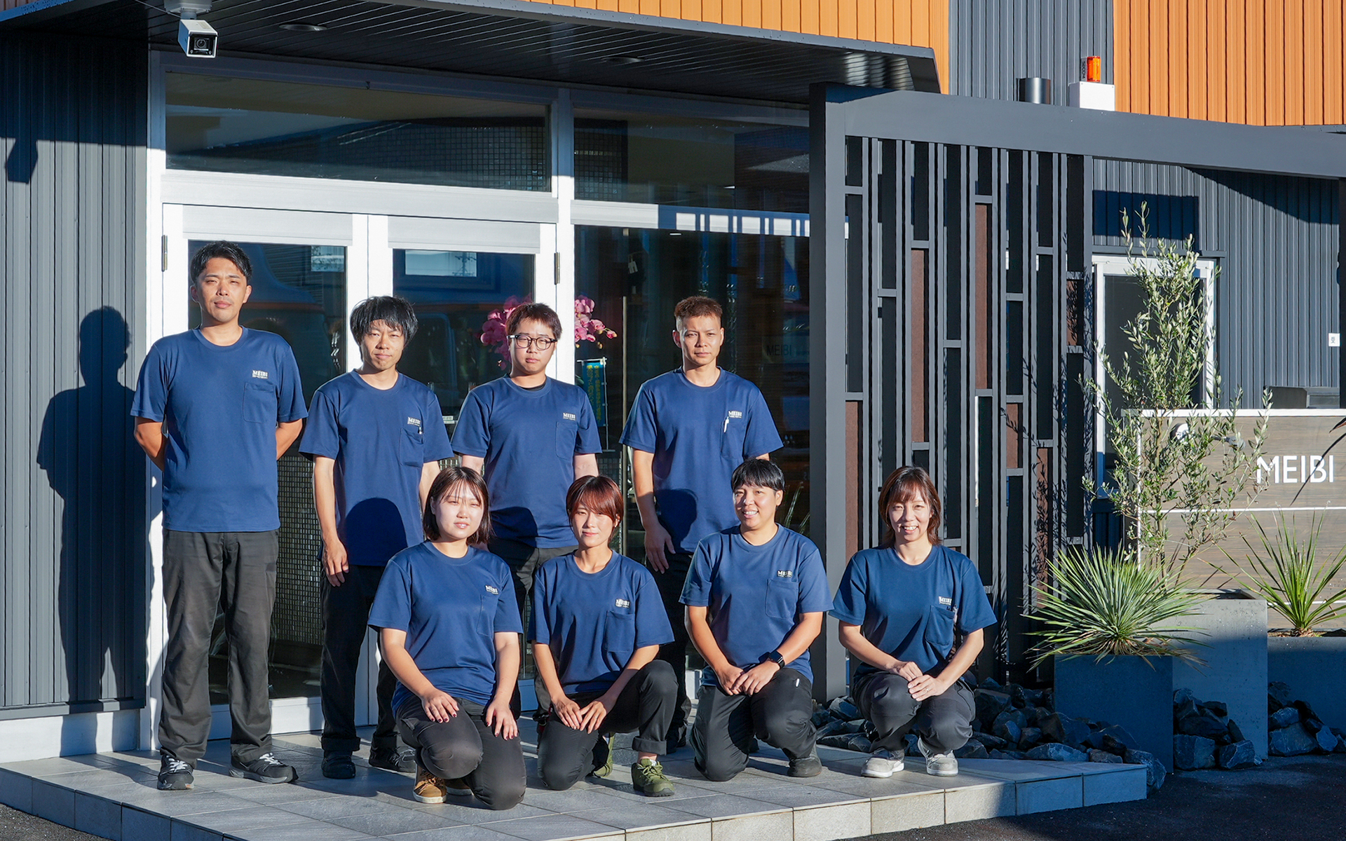 スタッフの集合写真