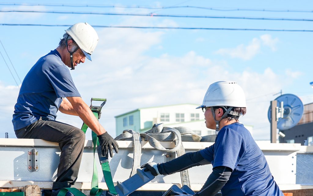 トラックの荷物を固定する様子