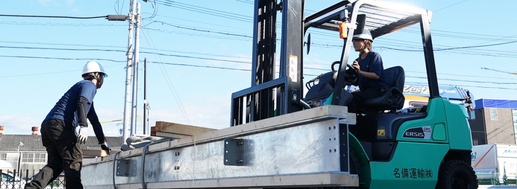 フォークリフトで作業をするドライバーの様子