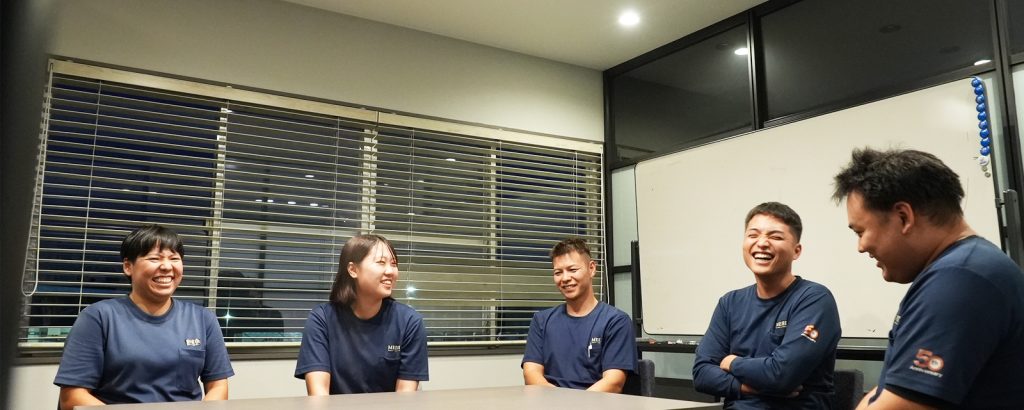 ドライバー5人が会話する様子