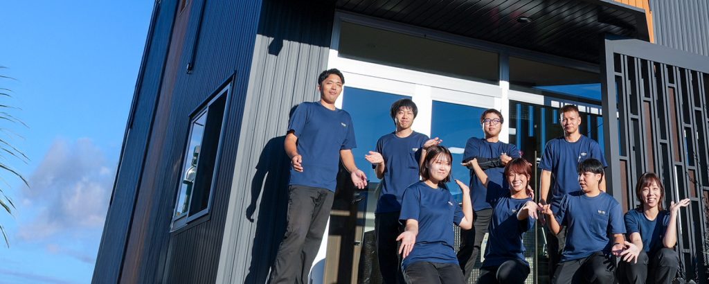 会社社屋前での集合写真