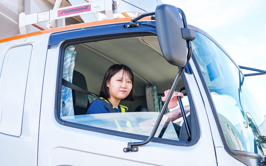 女性ドライバーが運転する様子