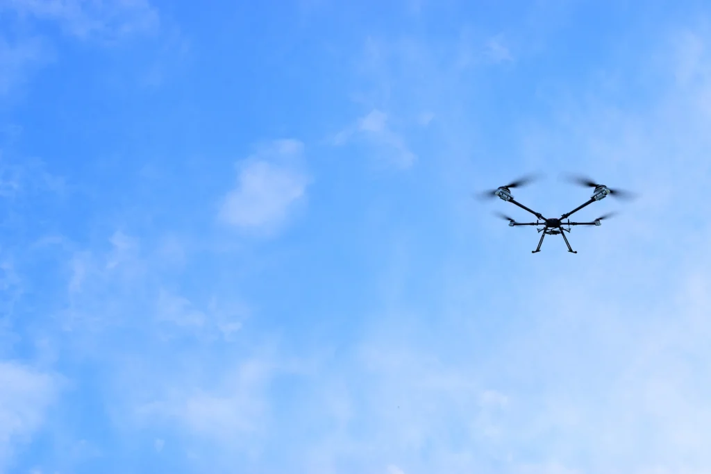 空から撮影するドローンの様子