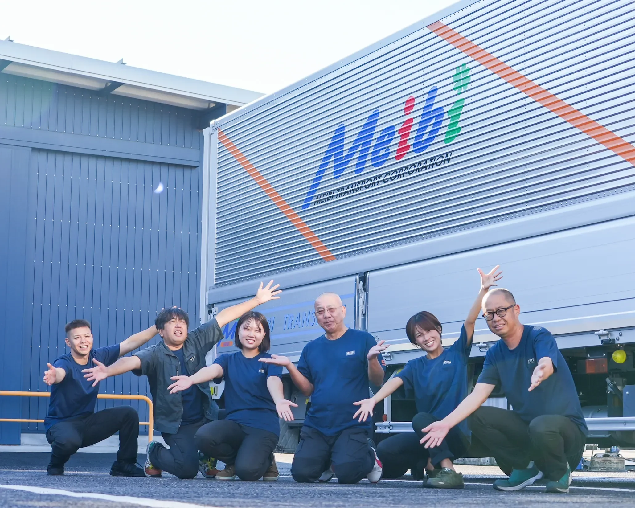 トラックの前での集合写真