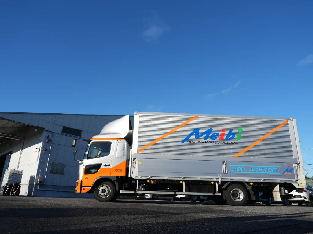 トラックが走る様子