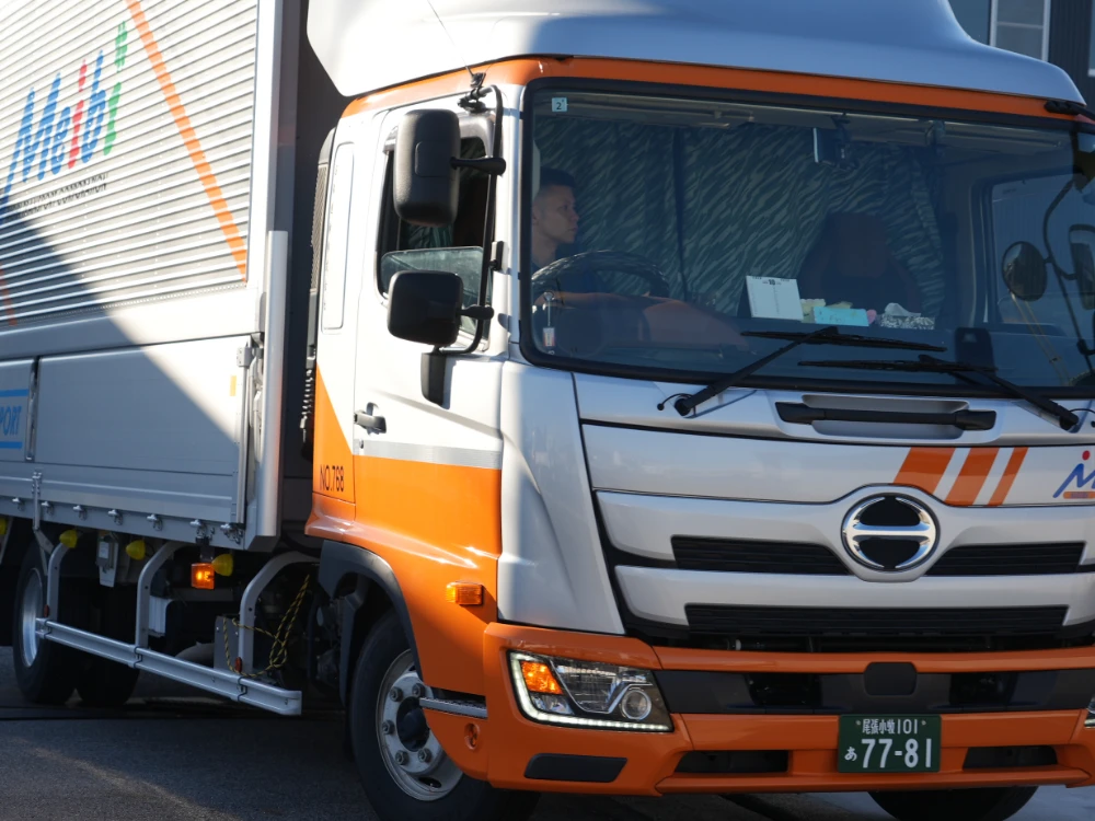 トラックを運転するドライバーの様子