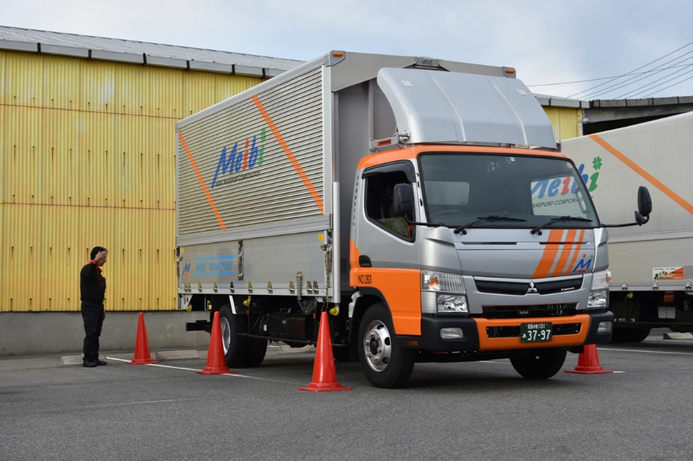 トラックで駐車を行う新人ドライバーの様子