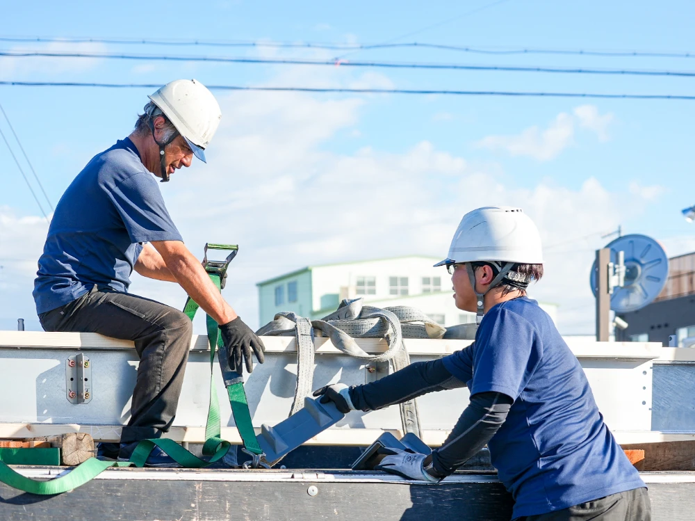 トラックへ荷物固定するレクチャーを受ける様子