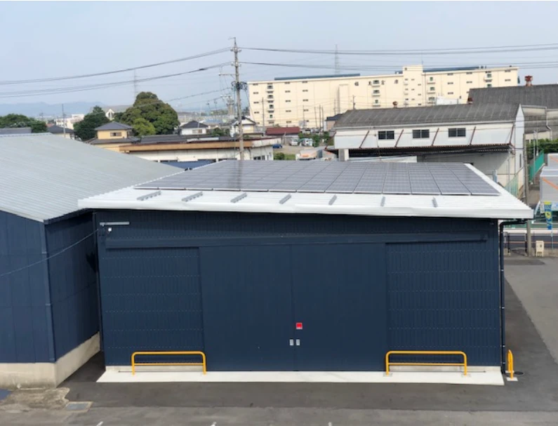 ソーラーパネルが乗った。倉庫の写真