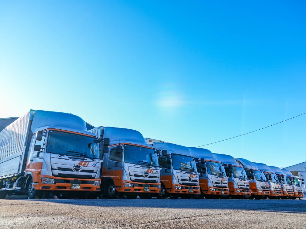 新型車両が並んだ様子