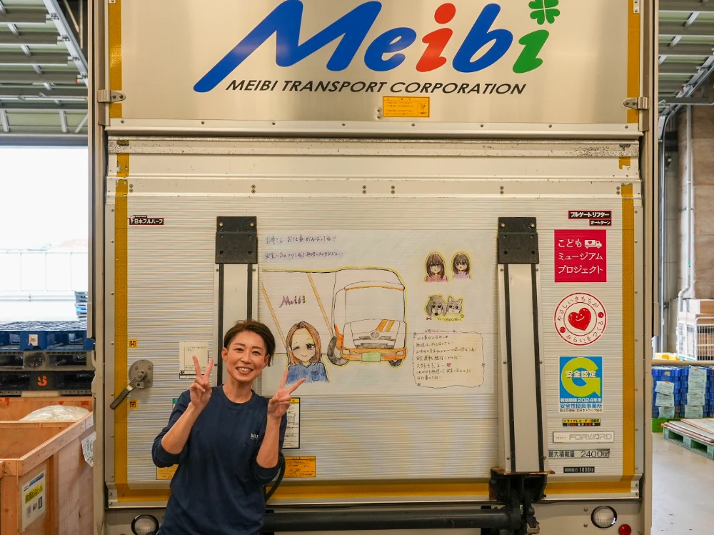 トラックにラッピングされた子供の描いた絵