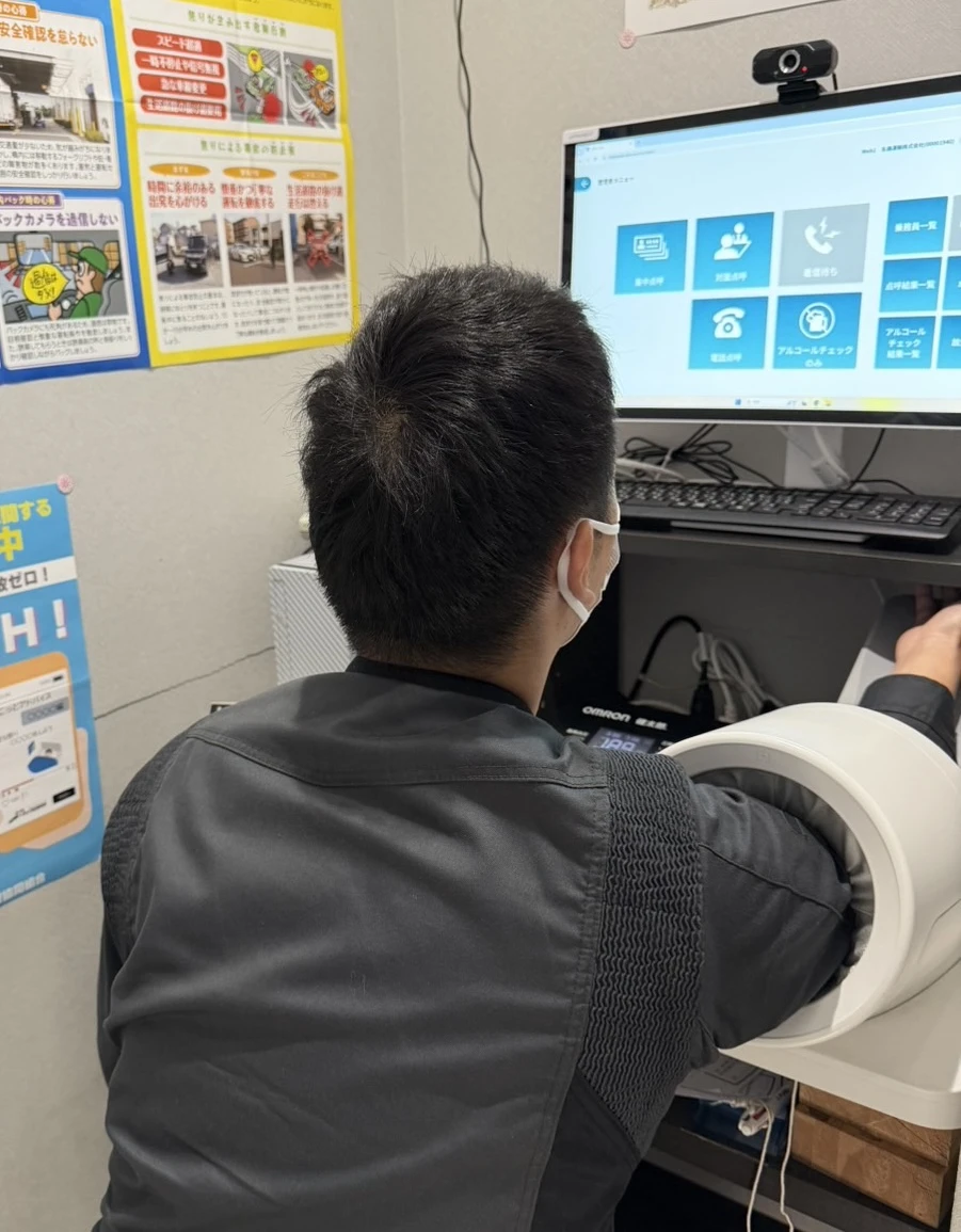 血圧を測るスタッフの様子