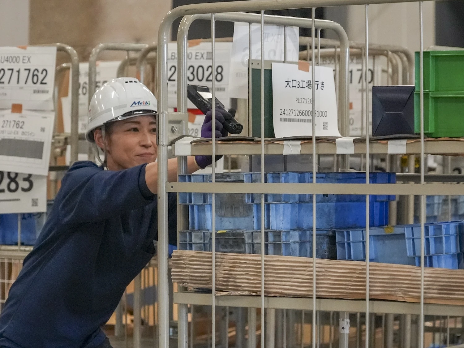 女性ドライバーの作業の様子